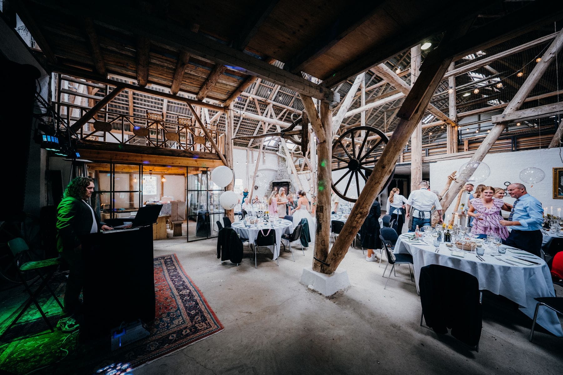 When to book wedding vendors
