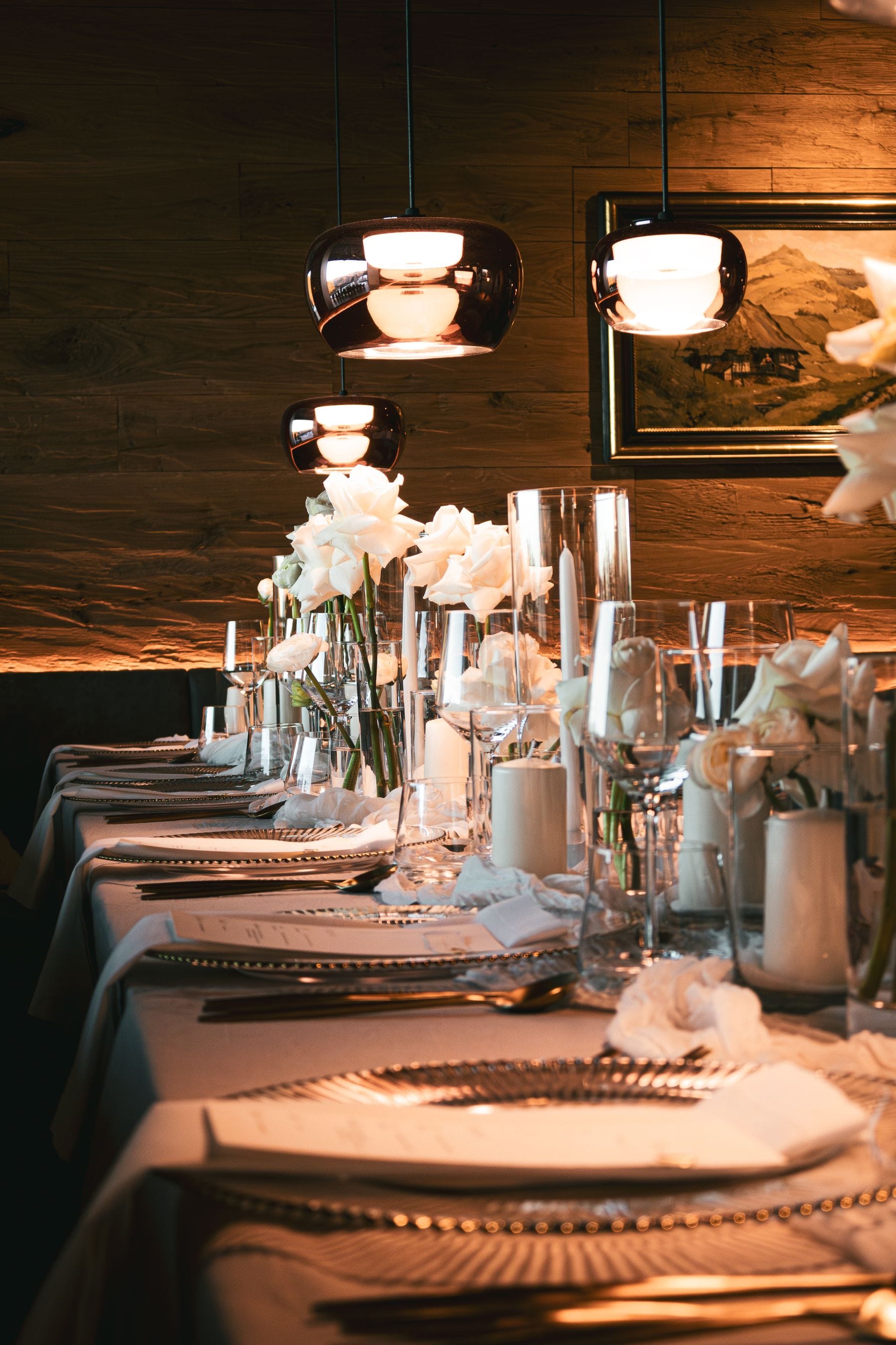 Elegant table setting with white roses at event