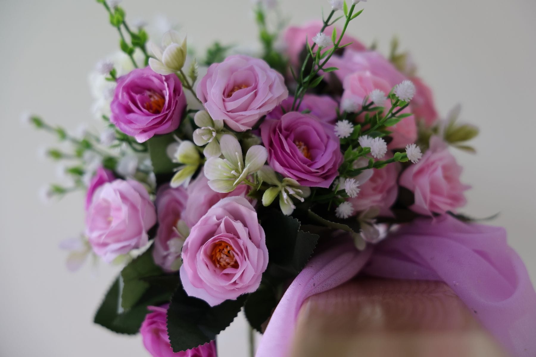 Elegant bouquet of pink roses and white flowers